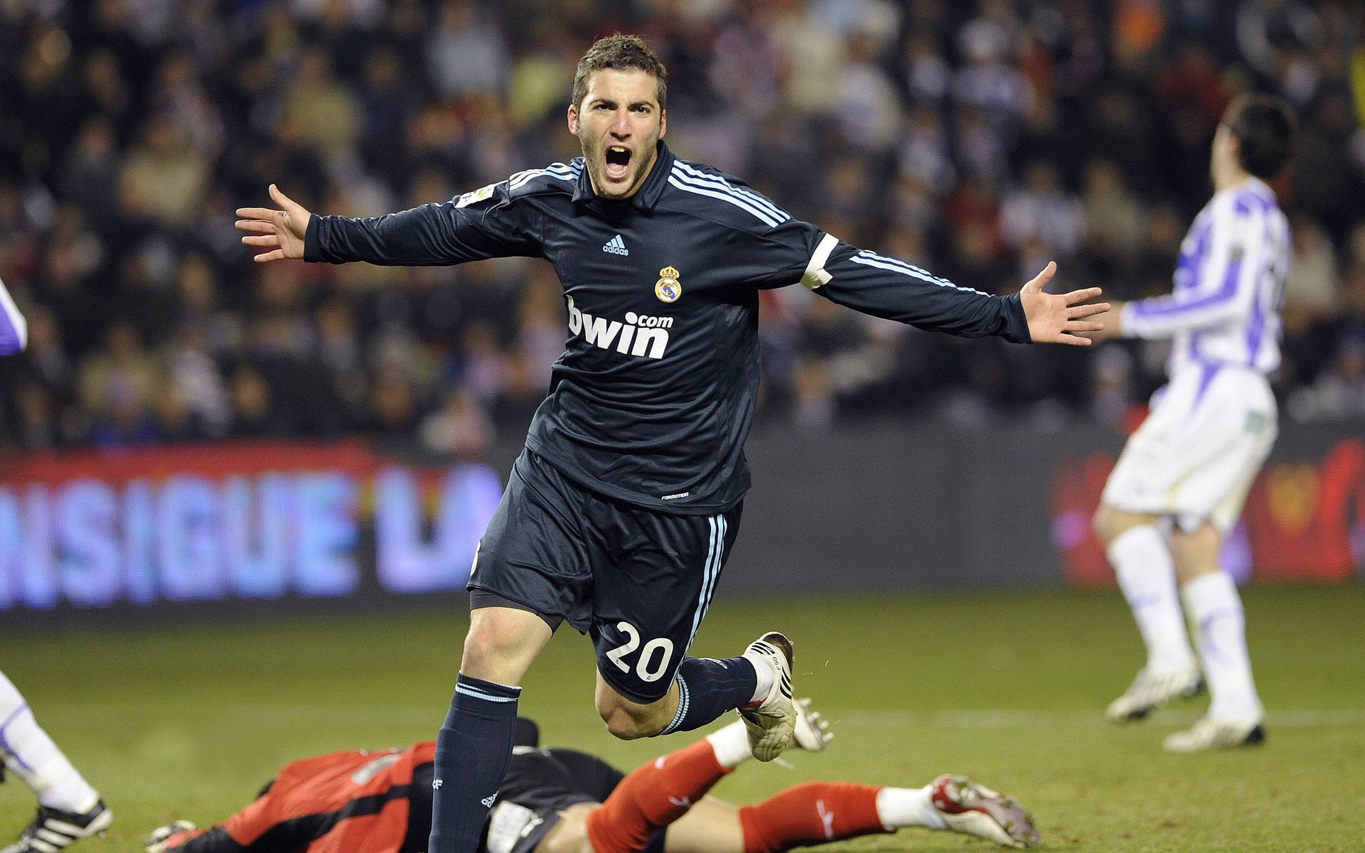 跨界棋局，当马赛的笔尖牵动总决赛，国际米兰的耳语已成决胜招，跨界执笔定乾坤，马赛笔锋牵动决赛，国米耳语成就决胜